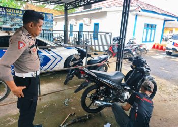 Petugas Ditlantas Polda Jambi melakukan sosialisasi dan penertiban penggunaan knalpot brong di kawasan Kota Jambi. Selasa (2/12/2025). (Dok: Alpin)