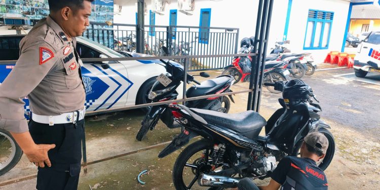 Petugas Ditlantas Polda Jambi melakukan sosialisasi dan penertiban penggunaan knalpot brong di kawasan Kota Jambi. Selasa (2/12/2025). (Dok: Alpin)