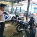 Petugas Ditlantas Polda Jambi melakukan sosialisasi dan penertiban penggunaan knalpot brong di kawasan Kota Jambi. Selasa (2/12/2025). (Dok: Alpin)