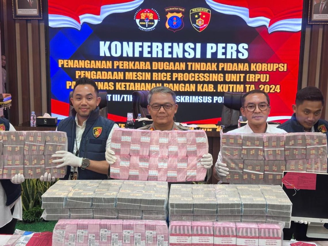 Kabid Humas Polda Kaltim Kombes Pol Yuliyanto bersama Dirreskrimsus Kombes Pol Dr. Bambang Yugo Pamungkas saat memaparkan perkembangan kasus dugaan korupsi pengadaan mesin RPU di Gedung Mahakam, Balikpapan, Rabu (3/12/2025). (Dok: Bidhumas Polda Kaltim)