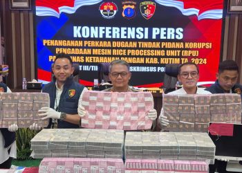 Kabid Humas Polda Kaltim Kombes Pol Yuliyanto bersama Dirreskrimsus Kombes Pol Dr. Bambang Yugo Pamungkas saat memaparkan perkembangan kasus dugaan korupsi pengadaan mesin RPU di Gedung Mahakam, Balikpapan, Rabu (3/12/2025). (Dok: Bidhumas Polda Kaltim)