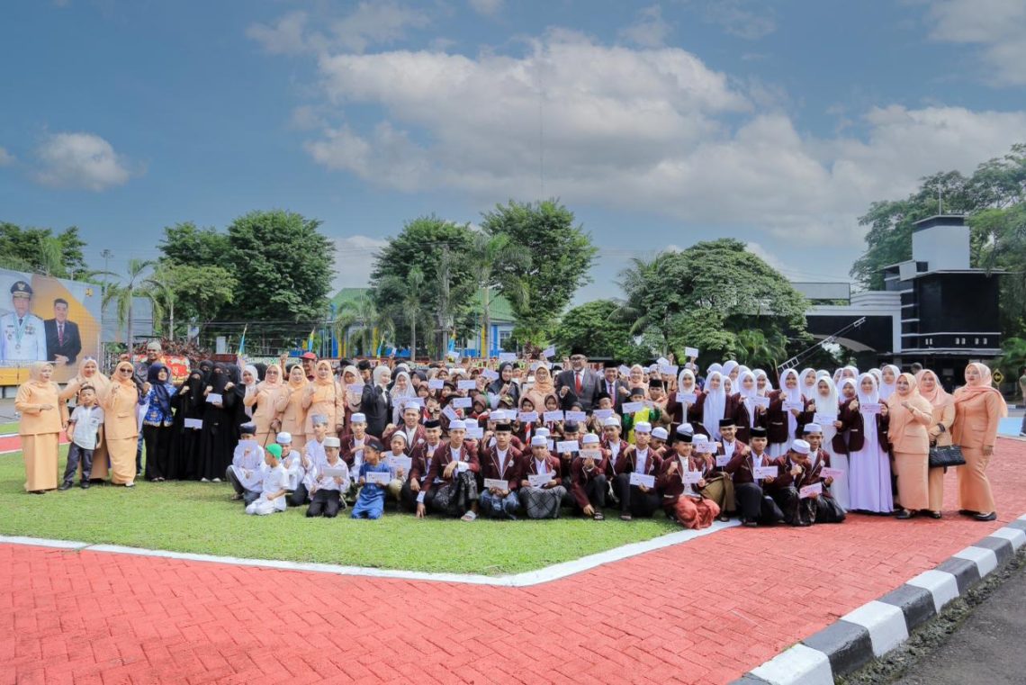 Suasana kegiatan sosial penyerahan santunan anak yatim yang digelar Dinas PUPR Provinsi Jambi dalam rangka Hari Bakti PU ke-80. (Dok: Rahmat)