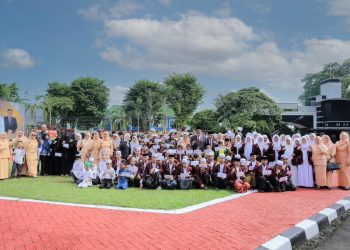 Suasana kegiatan sosial penyerahan santunan anak yatim yang digelar Dinas PUPR Provinsi Jambi dalam rangka Hari Bakti PU ke-80. (Dok: Rahmat)