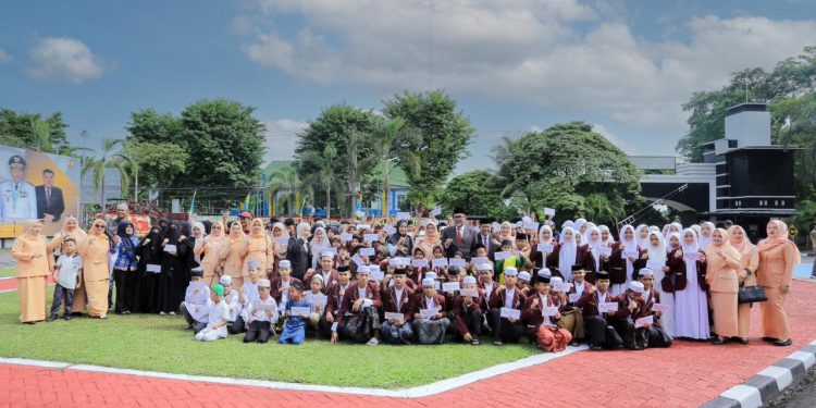 Suasana kegiatan sosial penyerahan santunan anak yatim yang digelar Dinas PUPR Provinsi Jambi dalam rangka Hari Bakti PU ke-80. (Dok: Rahmat)