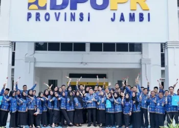Kepala Dinas PUPR Provinsi Jambi, Muzakir, M.Si., M.M., menghadiri Upacara HUT ke-54 KORPRI di Lapangan Kantor Gubernur Jambi, Senin (1/12/2025) (Dok: Rudi)
