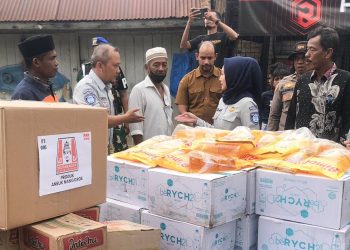 Pelaksana Tugas Direktur Utama Jasa Raharja, Dewi Aryani Suzana saat memberikan bantuan pasca bencana banjir di Pidie. (Dok: Rahmat)
