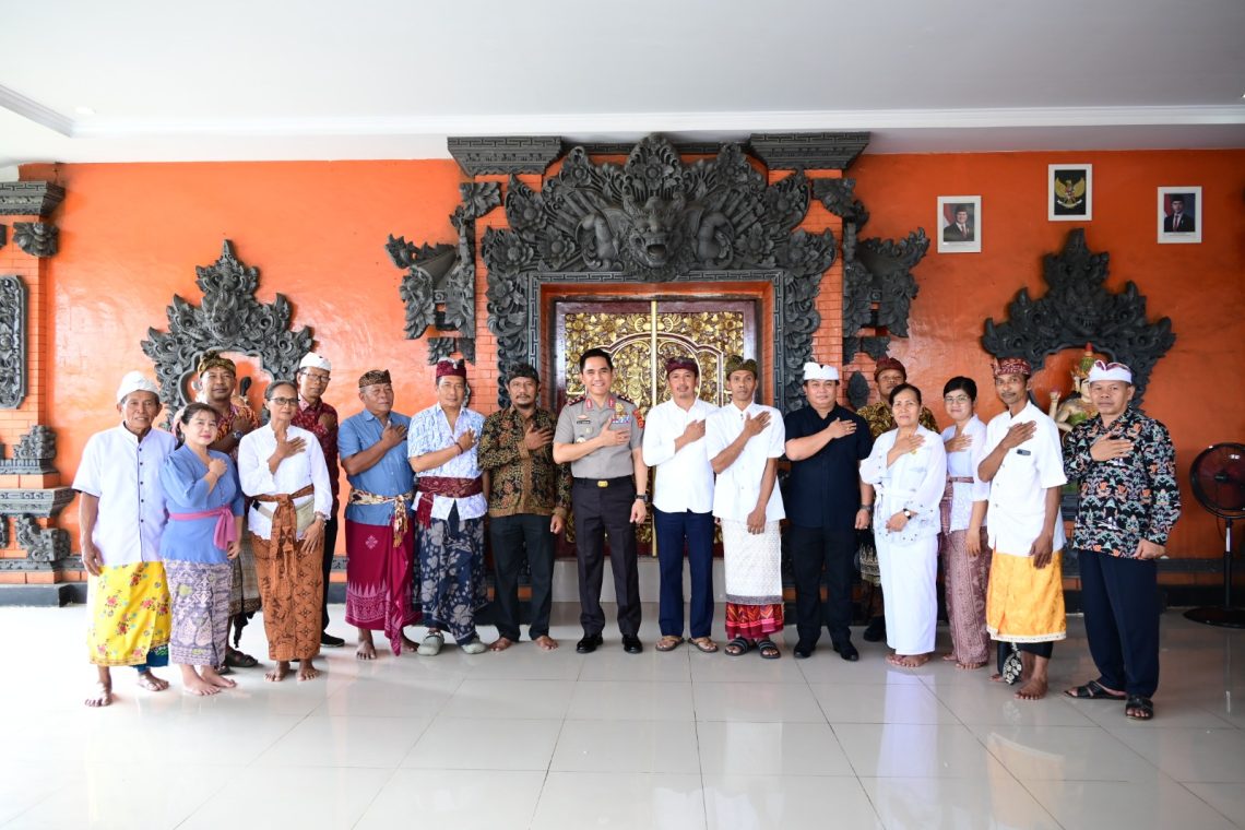Kapolda Jambi Irjen Pol. Krisno H. Siregar bersilaturahmi dengan jajaran PHDI Provinsi Jambi di Pura Giri Indra Lokha, Kota Jambi, Kamis (04/12/2025). (Dok: Alpin)