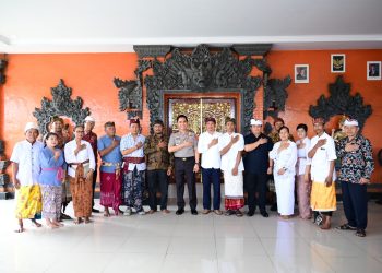 Kapolda Jambi Irjen Pol. Krisno H. Siregar bersilaturahmi dengan jajaran PHDI Provinsi Jambi di Pura Giri Indra Lokha, Kota Jambi, Kamis (04/12/2025). (Dok: Alpin)