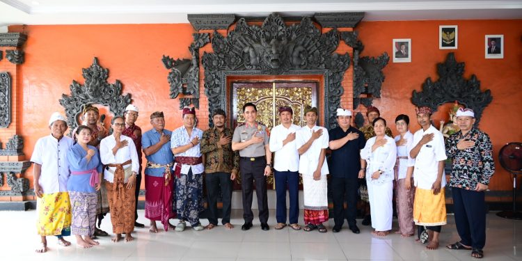 Kapolda Jambi Irjen Pol. Krisno H. Siregar bersilaturahmi dengan jajaran PHDI Provinsi Jambi di Pura Giri Indra Lokha, Kota Jambi, Kamis (04/12/2025). (Dok: Alpin)