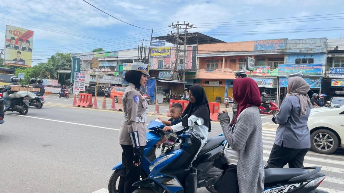 Petugas gabungan dari Jasa Raharja, Ditlantas Polda Jambi, dan instansi terkait saat melakukan pemeriksaan kendaraan dalam operasi penertiban di salah satu ruas jalan di Kota Jambi, Kamis (4/12/2025). (Dok. Humas Jasa Raharja)