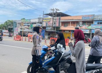 Petugas gabungan dari Jasa Raharja, Ditlantas Polda Jambi, dan instansi terkait saat melakukan pemeriksaan kendaraan dalam operasi penertiban di salah satu ruas jalan di Kota Jambi, Kamis (4/12/2025). (Dok. Humas Jasa Raharja)