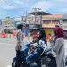 Petugas gabungan dari Jasa Raharja, Ditlantas Polda Jambi, dan instansi terkait saat melakukan pemeriksaan kendaraan dalam operasi penertiban di salah satu ruas jalan di Kota Jambi, Kamis (4/12/2025). (Dok. Humas Jasa Raharja)