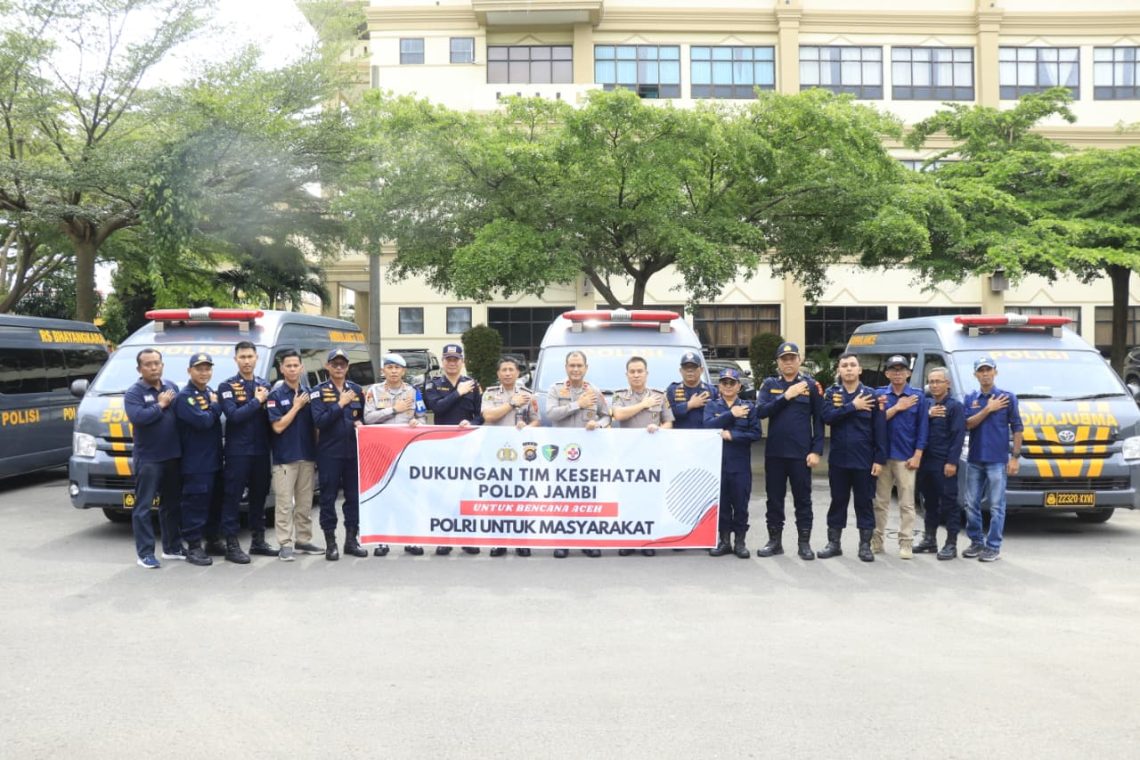 Wakapolda Jambi, Brigjen Pol. M. Mustaqim saat melepas tim kesehatan Biddokkes Polda Jambi yang diberangkatkan untuk membantu penanganan korban bencana di Provinsi Aceh pada Kamis, (04/12/2025). (Dok: Alpin)