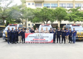 Wakapolda Jambi, Brigjen Pol. M. Mustaqim saat melepas tim kesehatan Biddokkes Polda Jambi yang diberangkatkan untuk membantu penanganan korban bencana di Provinsi Aceh pada Kamis, (04/12/2025). (Dok: Alpin)