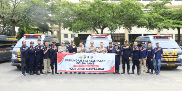 Wakapolda Jambi, Brigjen Pol. M. Mustaqim saat melepas tim kesehatan Biddokkes Polda Jambi yang diberangkatkan untuk membantu penanganan korban bencana di Provinsi Aceh pada Kamis, (04/12/2025). (Dok: Alpin)