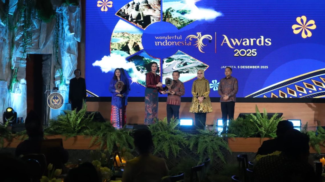 Gubernur Jambi Al Haris menerima penghargaan Most Inspiring Tourism Leader 2025. (Dok: Diskominfo Provinsi Jambi)
