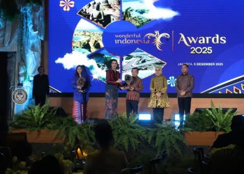Gubernur Jambi Al Haris menerima penghargaan Most Inspiring Tourism Leader 2025. (Dok: Diskominfo Provinsi Jambi)