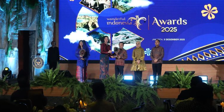 Gubernur Jambi Al Haris menerima penghargaan Most Inspiring Tourism Leader 2025. (Dok: Diskominfo Provinsi Jambi)