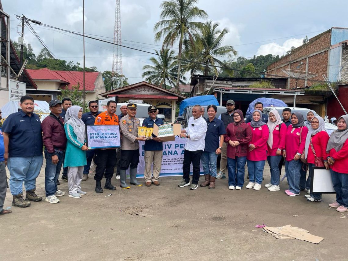 Region Head PTPN IV Regional 4 Jambi–Sumbar Khayamuddin Panjaitan bersama tim menyerahkan bantuan darurat kepada warga terdampak banjir dan longsor di Nagari Koto Tinggi. (Dok: Rudi)