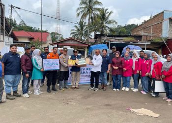 Region Head PTPN IV Regional 4 Jambi–Sumbar Khayamuddin Panjaitan bersama tim menyerahkan bantuan darurat kepada warga terdampak banjir dan longsor di Nagari Koto Tinggi. (Dok: Rudi)