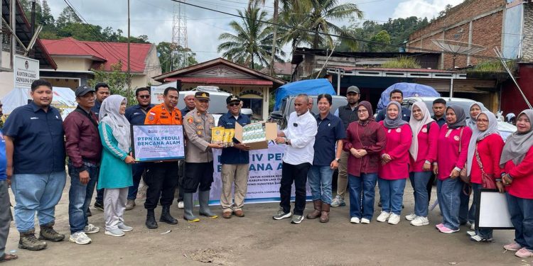 Region Head PTPN IV Regional 4 Jambi–Sumbar Khayamuddin Panjaitan bersama tim menyerahkan bantuan darurat kepada warga terdampak banjir dan longsor di Nagari Koto Tinggi. (Dok: Rudi)