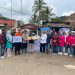 Region Head PTPN IV Regional 4 Jambi–Sumbar Khayamuddin Panjaitan bersama tim menyerahkan bantuan darurat kepada warga terdampak banjir dan longsor di Nagari Koto Tinggi. (Dok: Rudi)