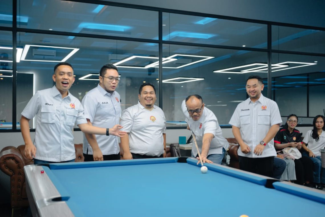 Ketua KONI Jambi AKBP Mat Sanusi bersama jajaran POBSI Jambi membuka Kejurprov Biliar 2025 di Black Hawk Biliar & Café, Kota Jambi, Sabtu (6 Desember 2025). (Dok: Rudi)
