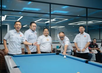 Ketua KONI Jambi AKBP Mat Sanusi bersama jajaran POBSI Jambi membuka Kejurprov Biliar 2025 di Black Hawk Biliar & Café, Kota Jambi, Sabtu (6 Desember 2025). (Dok: Rudi)