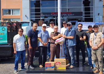 Aswas Kejati Jambi Dr. Novan Adrian menyerahkan bantuan kemanusiaan kepada Asisten Pembinaan Kejati Sumbar M. Haris Hasbullah di Posko Bencana Kejati Sumatera Barat. (Dok: Alpin)