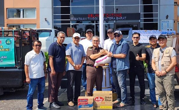 Aswas Kejati Jambi Dr. Novan Adrian menyerahkan bantuan kemanusiaan kepada Asisten Pembinaan Kejati Sumbar M. Haris Hasbullah di Posko Bencana Kejati Sumatera Barat. (Dok: Alpin)
