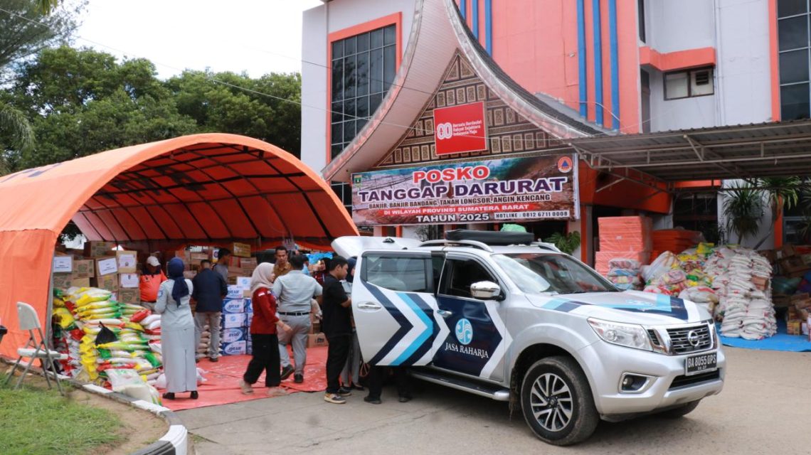 Petugas Jasa Raharja bersama Ditlantas Polda Sumatra Barat menyerahkan bantuan logistik kepada koordinator posko pengungsian Lubuk Minturun, Kota Padang. (Dok: Jasa Raharja)