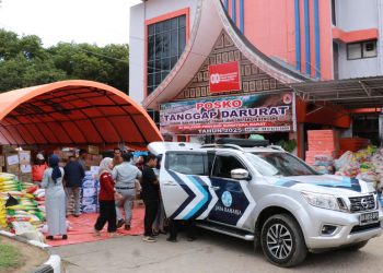 Petugas Jasa Raharja bersama Ditlantas Polda Sumatra Barat menyerahkan bantuan logistik kepada koordinator posko pengungsian Lubuk Minturun, Kota Padang. (Dok: Jasa Raharja)
