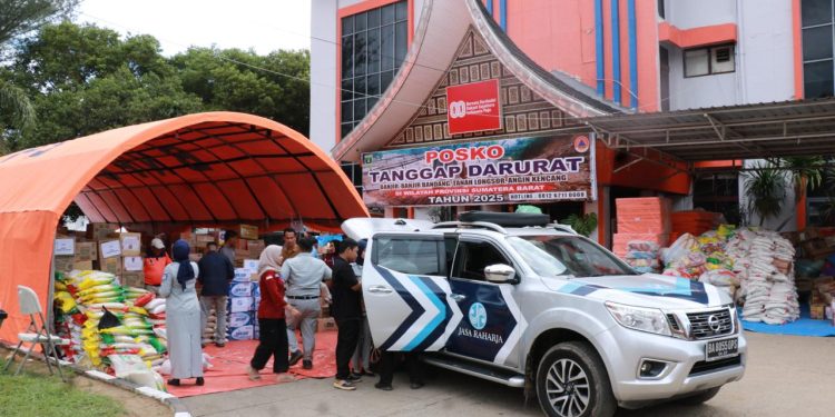 Petugas Jasa Raharja bersama Ditlantas Polda Sumatra Barat menyerahkan bantuan logistik kepada koordinator posko pengungsian Lubuk Minturun, Kota Padang. (Dok: Jasa Raharja)