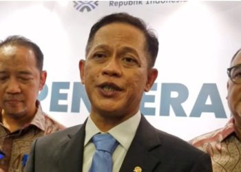 Menteri LH Hanif Faisol lakukan verifikasi lapangan terkait kayu gelondongan di banjir Sumatera. (Instagram/haniffaisolnurofiq)