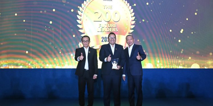 Plt. Direktur Utama Jasa Raharja Dewi Aryani Suzana menerima penghargaan The Next Future Leader 2025 dari Infobank Media Group di Hotel Shangri-La Jakarta, Senin (8/12/2025). (Dok: Jasa Raharja)