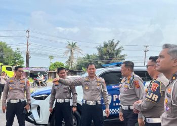 Dirlantas Polda Jambi Kombes Pol Adi Benny Cahyono bersama PJU Ditlantas meninjau jalur utama dalam survei persiapan Operasi Lilin 2025, Jambi, Selasa (09/12/2025). (Dok: Rahmat)