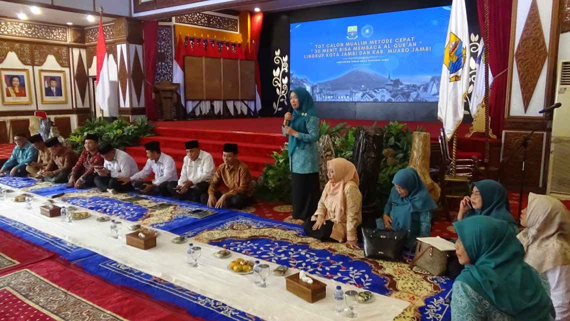 Hesti Haris memberikan ToT kepada Calon Mualim Metode Cepat “30 Menit Bisa Membaca Al-Qur’an” tingkat Kota Jambi dan Kabupaten Muaro Jambi, yang digelar di Auditorium Rumah Dinas Gubernur Jambi, Selasa (9/12/2025). (Dok: Rahmat)