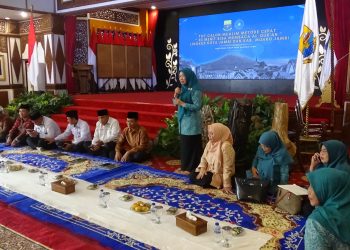 Hesti Haris memberikan ToT kepada Calon Mualim Metode Cepat “30 Menit Bisa Membaca Al-Qur’an” tingkat Kota Jambi dan Kabupaten Muaro Jambi, yang digelar di Auditorium Rumah Dinas Gubernur Jambi, Selasa (9/12/2025). (Dok: Rahmat)