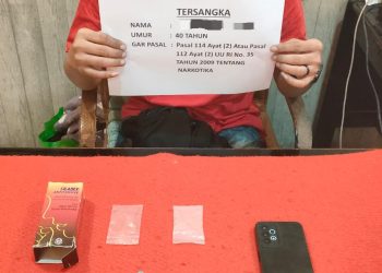 Caption Foto:
Petugas Satresnarkoba Polresta Jambi mengamankan barang bukti 95 butir ekstasi dari tangan eks PNS berinisial RRP saat penangkapan di Lorong RS Arafah, Kelurahan Solok Sipin, Telanaipura, Kota Jambi. (Dok: Alpin)