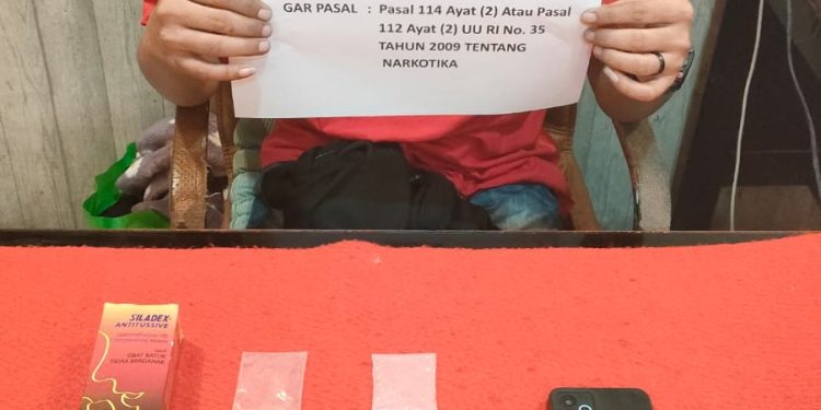 Caption Foto:
Petugas Satresnarkoba Polresta Jambi mengamankan barang bukti 95 butir ekstasi dari tangan eks PNS berinisial RRP saat penangkapan di Lorong RS Arafah, Kelurahan Solok Sipin, Telanaipura, Kota Jambi. (Dok: Alpin)