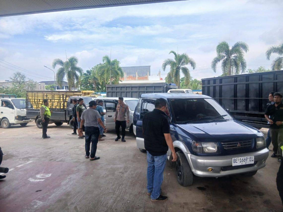 Petugas Polsek Kotabaru memeriksa kendaraan berbarcode MyPertamina yang tidak dapat menunjukkan STNK di SPBU Pall 7, Jalan Surya Dharma, Pall V, Kotabaru, Kota Jambi, Selasa (09/12/2025). (Dok: Alpin)