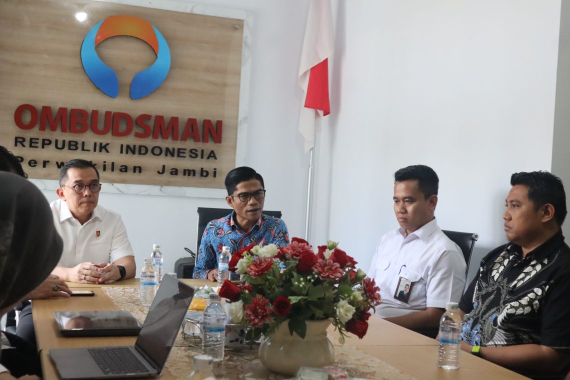 Brigjen Pol Irman Sugema bersama Tim Lemdiklat Polri disambut Kepala Perwakilan Ombudsman Jambi Saiful Roswandi dalam kunjungan evaluasi kualitas pendidikan dan layanan kepolisian di Kantor Ombudsman RI Perwakilan Provinsi Jambi. (Dok: Alpin)