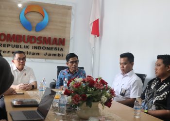 Brigjen Pol Irman Sugema bersama Tim Lemdiklat Polri disambut Kepala Perwakilan Ombudsman Jambi Saiful Roswandi dalam kunjungan evaluasi kualitas pendidikan dan layanan kepolisian di Kantor Ombudsman RI Perwakilan Provinsi Jambi. (Dok: Alpin)