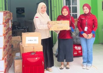 Tim CSR PT Sinar Sentosa Primatama menyerahkan bantuan tanggap darurat untuk korban bencana di wilayah Sumatra. Jambi, Rabu (10/12/2025). (Dok: Rudi)
