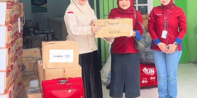 Tim CSR PT Sinar Sentosa Primatama menyerahkan bantuan tanggap darurat untuk korban bencana di wilayah Sumatra. Jambi, Rabu (10/12/2025). (Dok: Rudi)