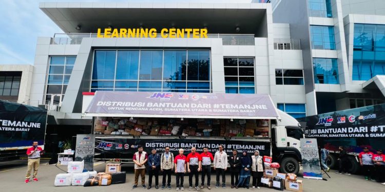 Foto bersama M. Feriadi Soeprapto selaku Presiden Direktur JNE, Chandra Fireta dan Edi Santoso, selaku Direktur JNE (tengah) dan Mitra Lembaga Kemasyarakatan (dari kiri) Rumah Zakat, Bulan Sabit Merah Indonesia (BMSI), DT Peduli Aceh, Yatim Mandiri Sumut, Silangit, DT Peduli Sumut di wilayah Medan, serta DT Peduli Sumbar di wilayah Padang dalam 'Bergerak Bersama Peduli Bencana' Pelepasan Distribusi Bantuan Lebih dari 500 Ton di Sales Counter Tomang 9, Jakarta Barat, pada Rabu, 10 Desember 2025.