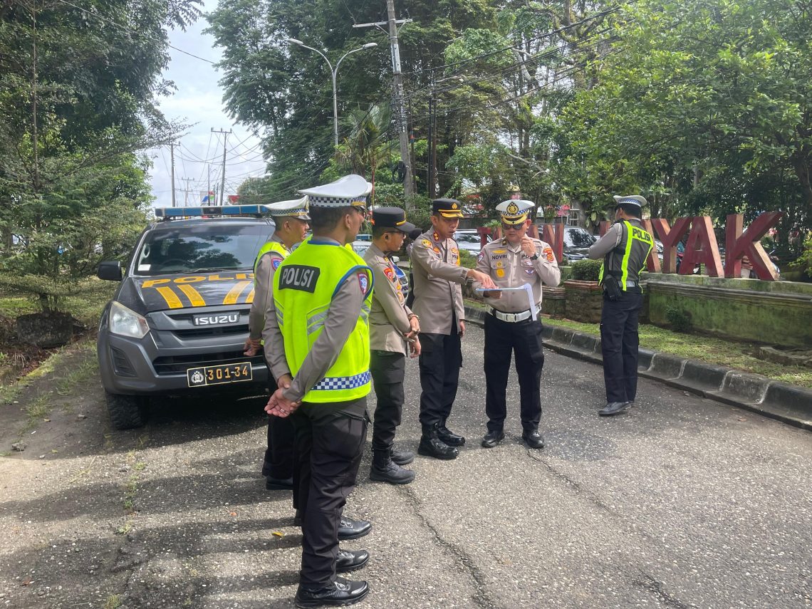 Kasubdit Kamsel Ditlantas Polda Jambi Kompol Dr. Novrizal bersama Kapolres Merangin dan Pemkab Merangin meninjau titik rawan lalu lintas di Jalinsum dalam rangka penyusunan rekayasa lalin, Kamis (11/12/2025). (Dok: Alpin)
