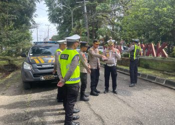 Kasubdit Kamsel Ditlantas Polda Jambi Kompol Dr. Novrizal bersama Kapolres Merangin dan Pemkab Merangin meninjau titik rawan lalu lintas di Jalinsum dalam rangka penyusunan rekayasa lalin, Kamis (11/12/2025). (Dok: Alpin)