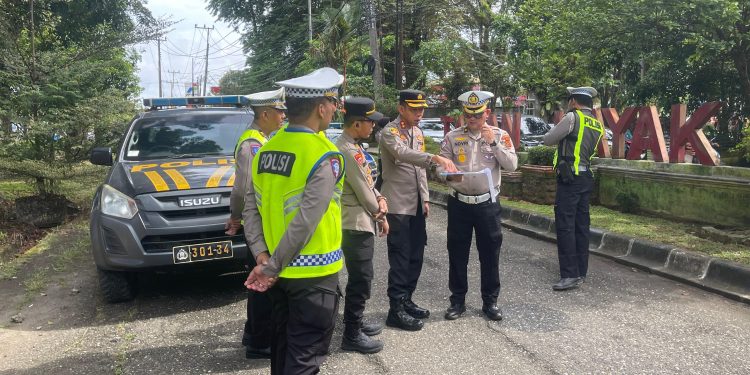 Kasubdit Kamsel Ditlantas Polda Jambi Kompol Dr. Novrizal bersama Kapolres Merangin dan Pemkab Merangin meninjau titik rawan lalu lintas di Jalinsum dalam rangka penyusunan rekayasa lalin, Kamis (11/12/2025). (Dok: Alpin)