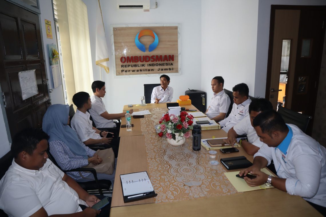 Tim Ombudsman RI Perwakilan Jambi saat melakukan pemeriksaan lapangan terkait dugaan maladministrasi layanan adminduk di Kecamatan Renah Mendaluh, Tanjung Jabung Barat. (Dok: Rahmat)